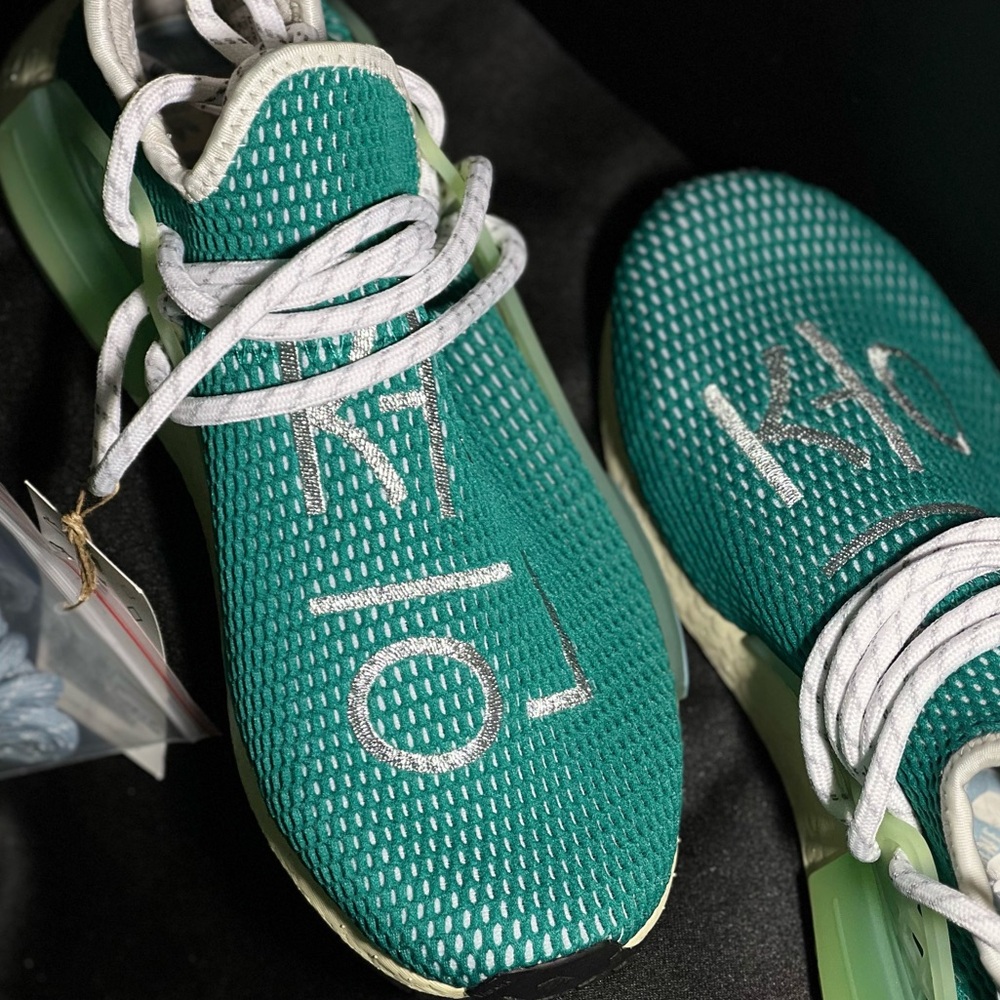 ADIDAS PW HU NMD SILHOUETTE WITH PHARRELL WILLIAMS (size 6)